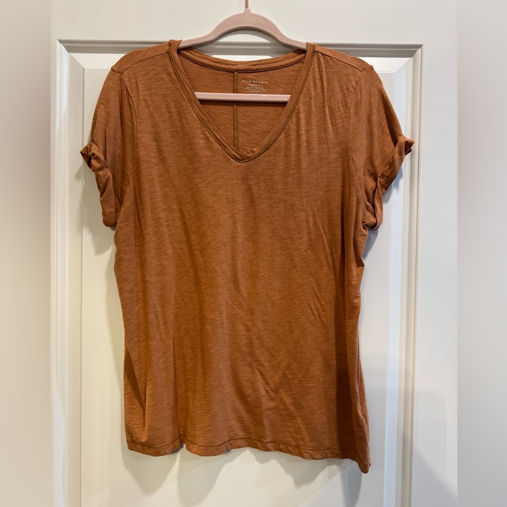 Max Studio V-Neck Short Sleeve Tee in Rust Brown
